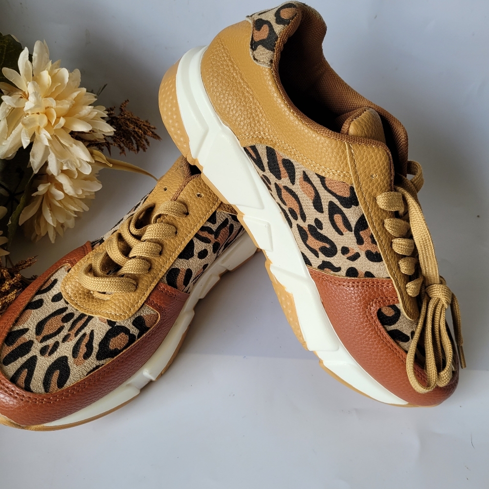 Tennis shoes